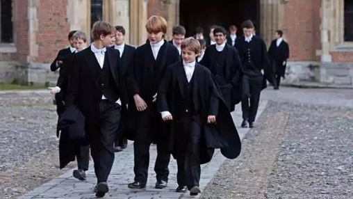 校服承担育人功能，但为何中国校服却承担管理功能？